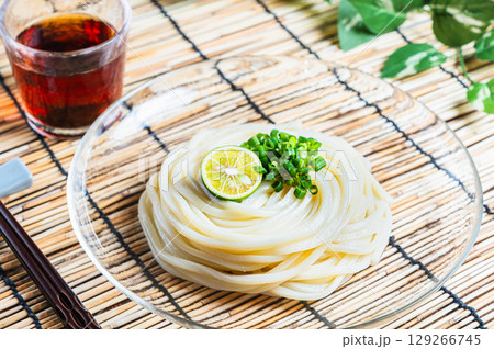すだちと青ねぎを添えたシンプルな冷やしうどん すだちと青ねぎを添えたシンプルな冷やしうどん 129266745
