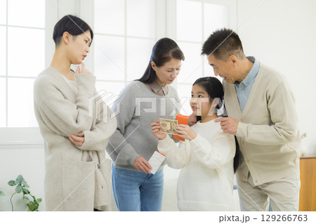孫にお小遣いをあげすぎる祖父母 129266763