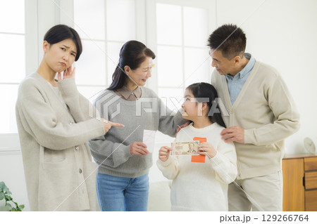 孫にお小遣いをあげすぎる祖父母 129266764