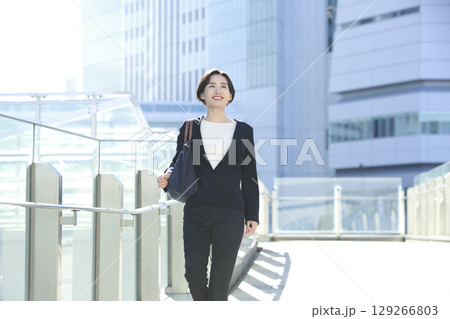 都会で前向きに働く女性 ライフスタイル 129266803