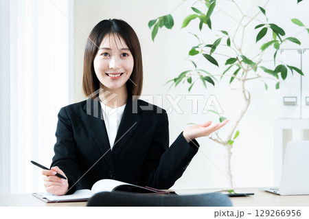 アドバイザーの若い女性 アドバイザーの若い女性 129266956