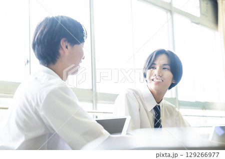 友達と話す男子中学生 友達と話す男子中学生 129266977