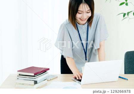 オフィスで働く女性 129266978