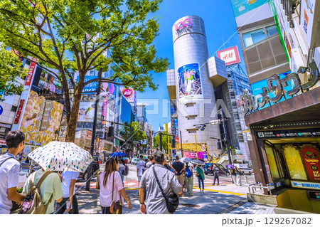 日本の東京都市景観8月5日。インバウンド続く…お昼前だが、外国人観光客らで賑わう渋谷。右は渋谷駅 129267082