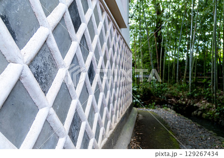 なまこ壁と竹林 129267434