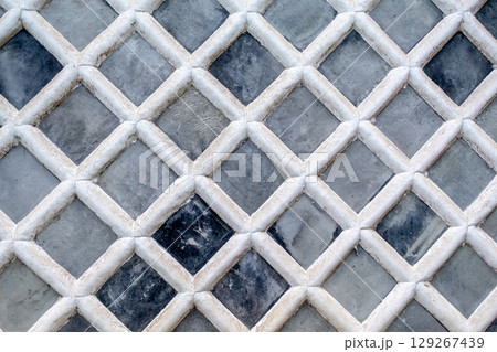 なまこ壁の格子状の模様 なまこ壁の格子状の模様 129267439
