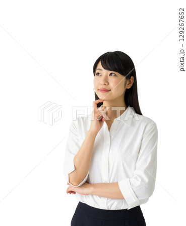 考え事をしている若い女性 129267652