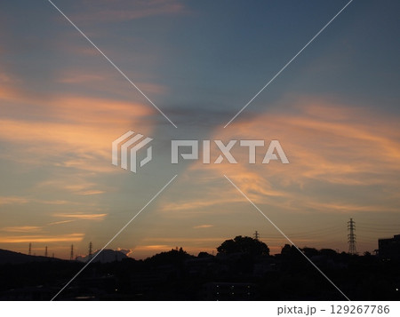 雲の隙間から見える夕焼け空 雲の隙間から見える夕焼け空 129267786