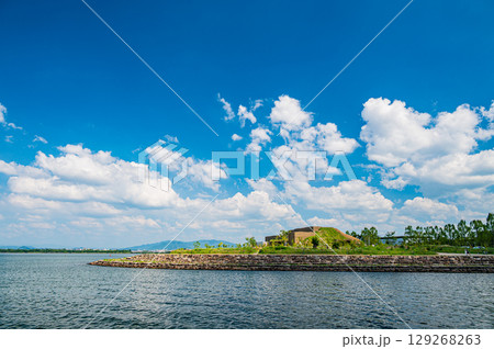 琵琶湖なぎさ公園夏景色　滋賀県大津市 129268263