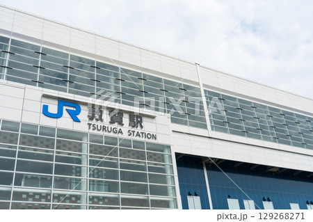 曇り空の北陸新幹線敦賀駅の東口イメージ｜福井県敦賀市 129268271