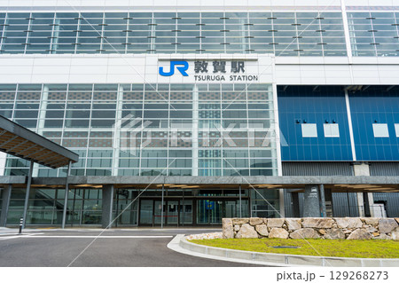 曇り空の北陸新幹線敦賀駅の東口イメージ|福井県敦賀市 曇り空の北陸新幹線敦賀駅の東口イメージ|福井県敦賀市 129268273