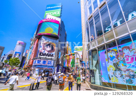 日本の東京都市景観8月5日。インバウンド続く…お昼前だが、外国人観光客らで賑わう渋谷＝10時52分 129268320