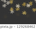 優雅な金色のカエデによる和風の黒い背景テンプレート。 129268462