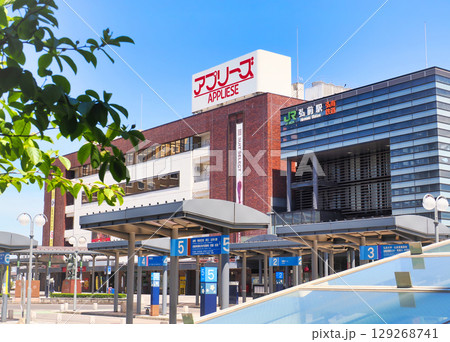 青空の弘前駅・中央口駅前の風景 129268741