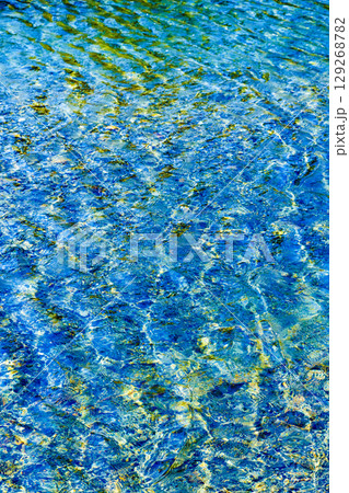 浅い川の水面模様 129268782