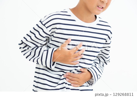 お腹を押さえて痛がる小学生の男の子 129268811