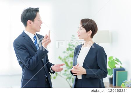 オフィスで会話をするビジネスパーソン 129268824