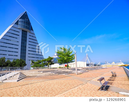 青い海公園から見る青森県観光物産館アスパムと青函連絡船八甲田丸の風景 129268901