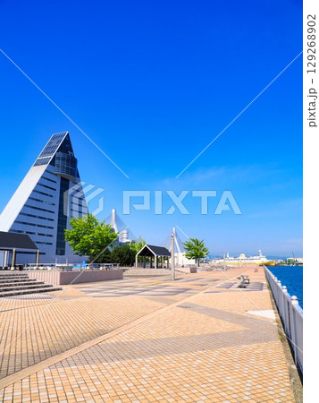 青い海公園から見る青森県観光物産館アスパムと青函連絡船八甲田丸の風景 129268902