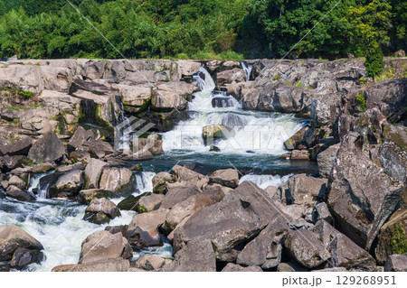 鹿児島県伊佐市の曽木の滝と迫力ある岩場の景観 鹿児島県伊佐市の曽木の滝と迫力ある岩場の景観 129268951