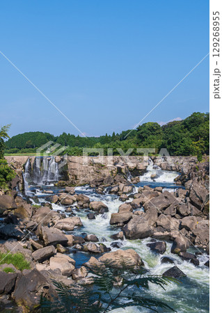鹿児島県伊佐市の曽木の滝と迫力ある岩場の景観 129268955