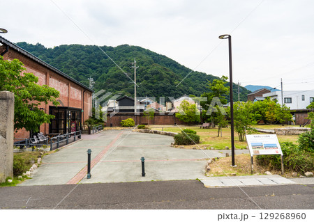 曇り空の敦賀赤レンガ倉庫イメージ｜福井県敦賀市 129268960