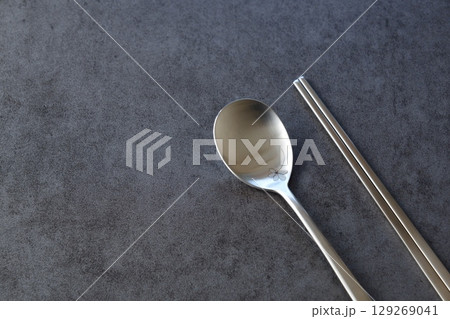 スッカラとチョッカラ - 韓国スタイルのステンレス製食器。スプーンのスッカラと、お箸のチョッカラ 129269041