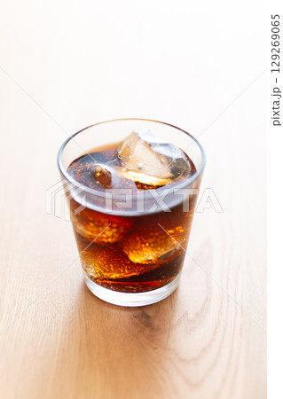 テーブルに置かれたコーラ 129269065