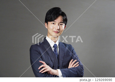 ビジネスマン　ポートレート　黒背景　カメラ目線 129269090