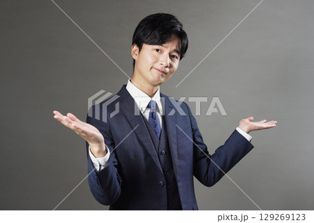 ビジネスマン ギブアップ 黒背景 ビジネスマン ギブアップ 黒背景 129269123