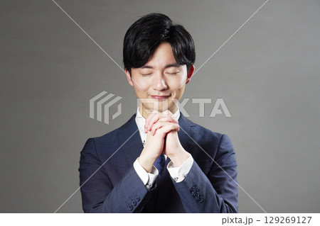 ビジネスマン　祈る　黒背景 129269127
