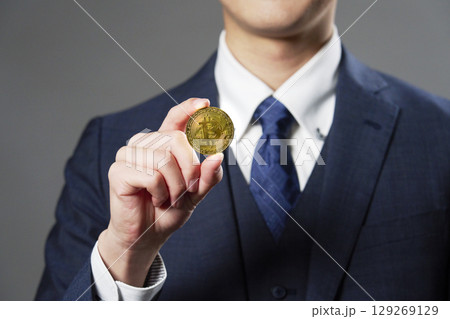 ビットコインを持つビジネスマン　顔無し 129269129