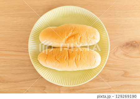 テーブルに置かれたコッペパン 129269190