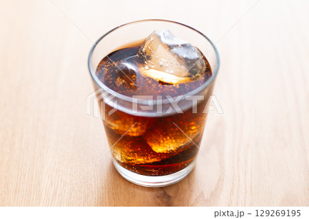 テーブルに置かれたコーラ テーブルに置かれたコーラ 129269195