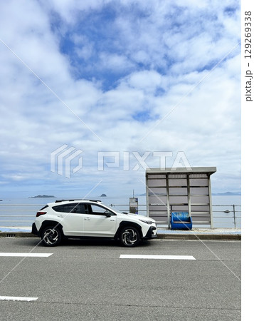海岸沿いに駐車している白い車 海岸沿いに駐車している白い車 129269338