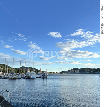 港に停泊するヨット 129269673
