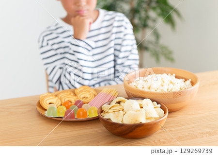 お菓子を我慢する小学生の男の子 お菓子を我慢する小学生の男の子 129269739