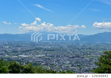 高台から眺める松本市街と北アルプスの山々 129269843