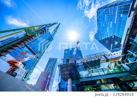 日本の東京都市景観8月5日。猛烈な暑さ…パイルドライバーなどの巨大重機がズラリ…。新章へ…＝渋谷 129269918