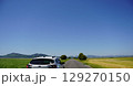 真っ直ぐな道を進むドライブ 129270150