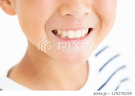 微笑む小学生の男の子 微笑む小学生の男の子 129270209