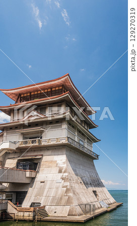 琵琶湖畔に立つ滋賀県立琵琶湖文化館　滋賀県大津市 129270319