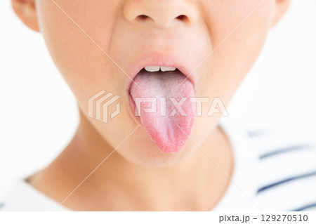 小学生の男の子の舌 129270510