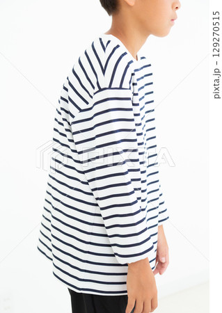 猫背の小学生男子 129270515