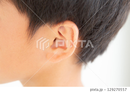 小学生の男の子の耳 129270557