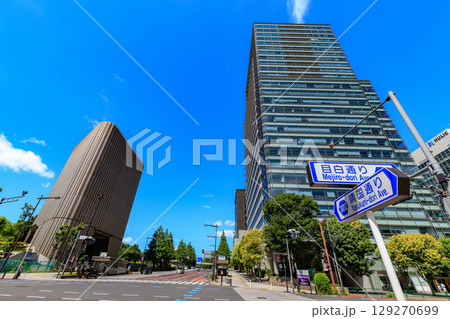 東京　千代田区　九段　九段下交差点付近（昭和館と北の丸スクエア） 129270699