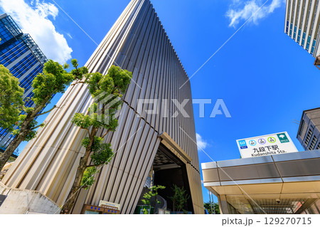 東京　千代田区　九段　九段下交差点付近（昭和館と九段下駅） 129270715