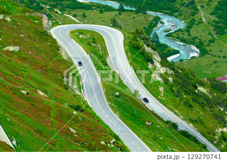 スイスアルプスの広大な山々と村と山岳道路 129270741