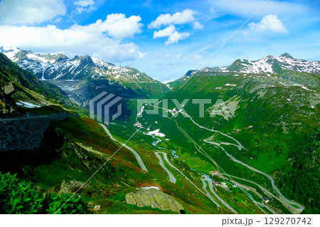 スイスアルプスの広大な山々と村と山岳道路 129270742