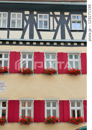 カラフルな建物に飾る窓辺の花々 カラフルな建物に飾る窓辺の花々 129271198